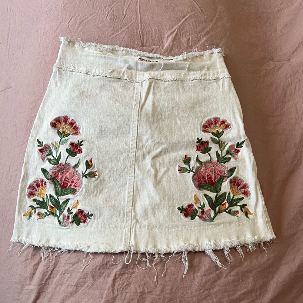 Flower print detailed white skirt